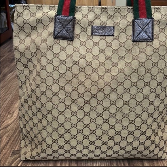♥️ GUCCI SHOULDER BAG  EUC! ❤️ - Picture 6 of 15